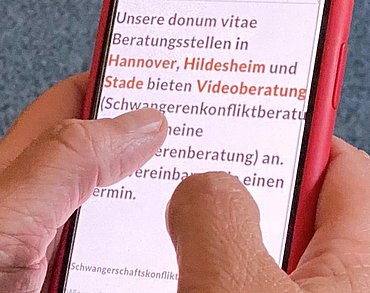 Unsere donum vitae Beratungsstellen in Hannover, Hildesheim und Stade bieten Videoberatung (Schwangerenkonfliktberatung und allgemeine Schwangerenberatung) an. Bitte vereinbaren Sie einen Termin.